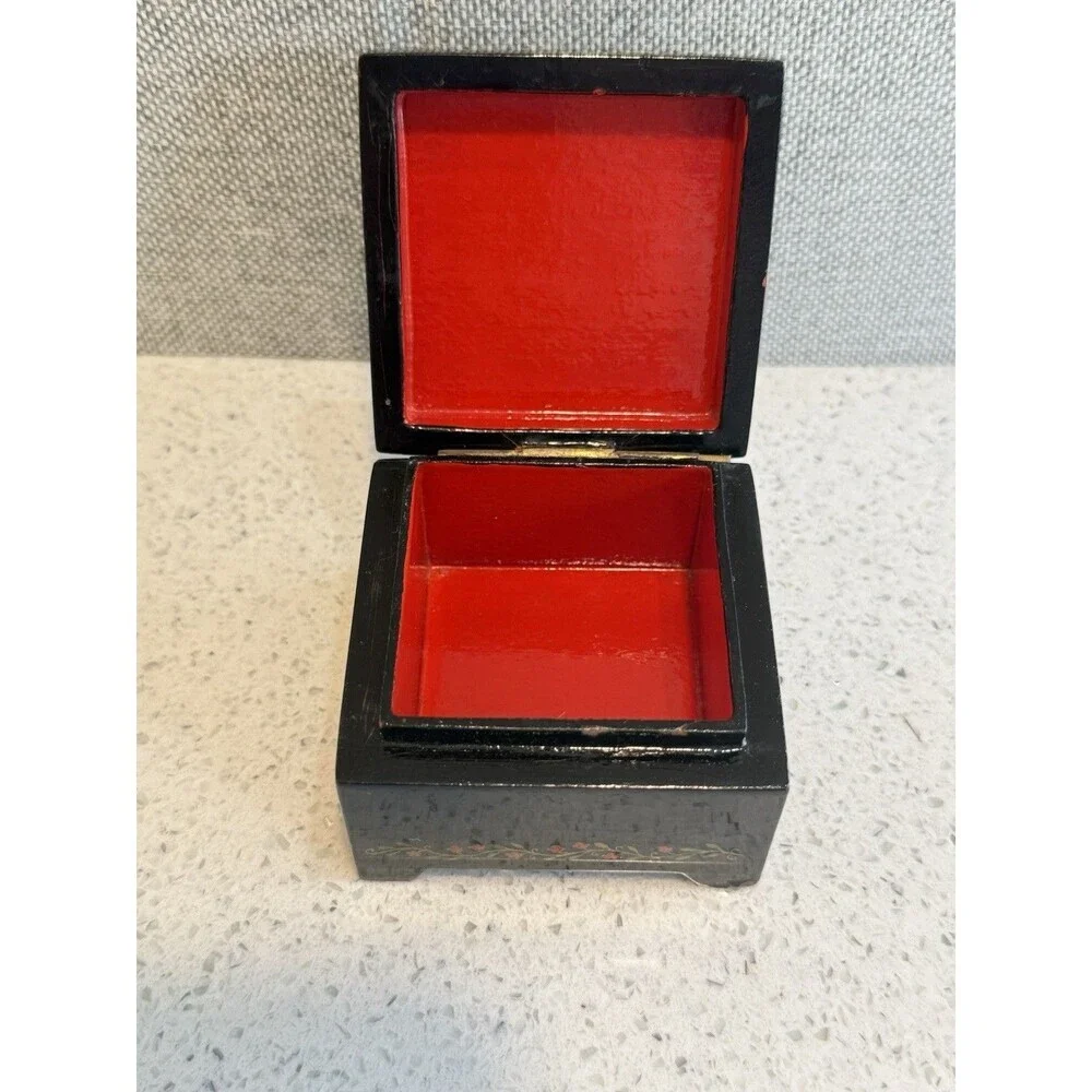 Russian Lacquer Jewelry Box Beautiful Hand Painted Design Made in Russia